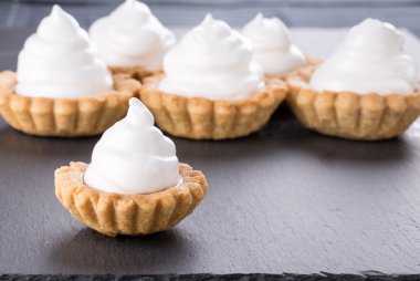 Reçel ve İtalyan beze shortcrust tartlets.