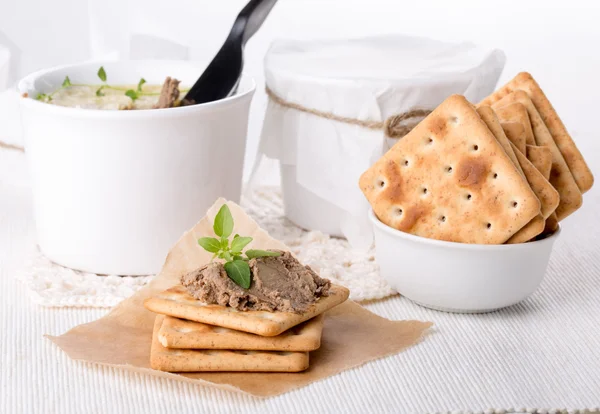 Liver pate with crackers — Stock Photo, Image