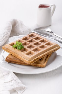 Beyaz tabakta Belçika waffle