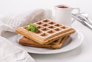 Beyaz tabakta Belçika waffle