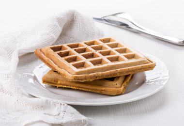 Beyaz tabakta Belçika waffle