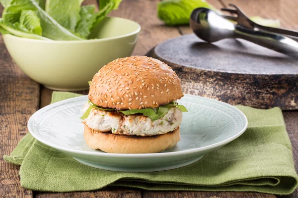 Çörek üzerinde sağlıklı hindi burger