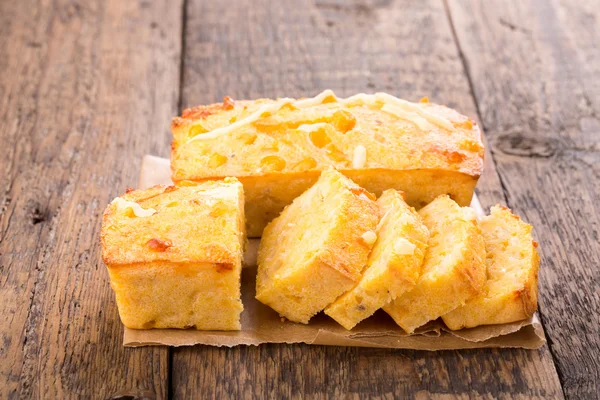 Pão de milho acabado de assar — Fotografia de Stock