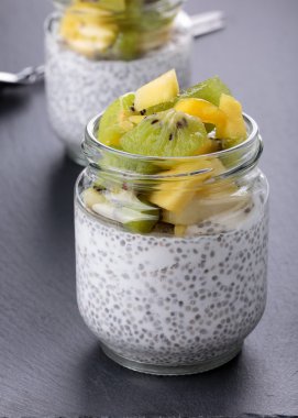 Chia tohum puding meyve ile