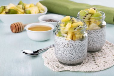 Chia tohum puding meyve ile