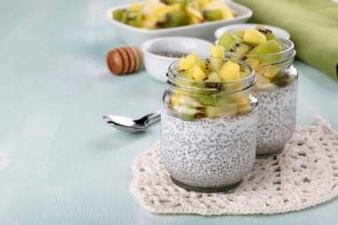 Chia tohum puding meyve ile
