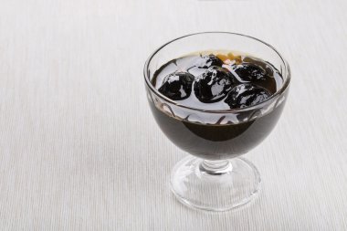 Ceviz reçeli gelen genç yeşil ceviz
