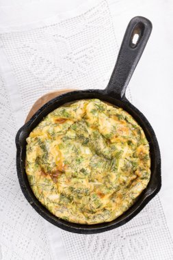 Frittata somon ve otlar ile. 