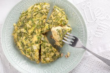 Frittata somon ve otlar ile. 