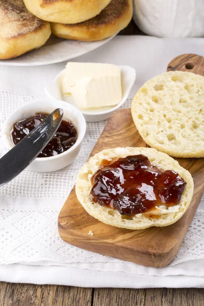 Ontbijt. Verse zelfgemaakte Engelse muffins met boter en jam — Stockfoto