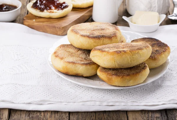 Kahvaltı. Taze ev yapımı İngilizce muffins 