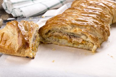 Balık pasta. İki tip-in balık (somon ve cod) puf böreği.