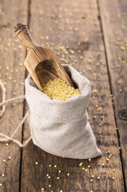 Sarı darı kabuğu çıkarılmış tane