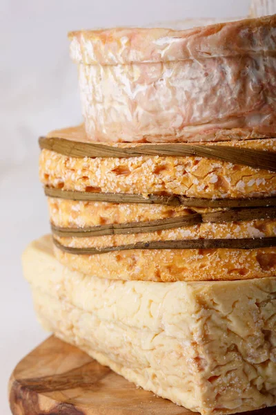 一堆堆柔软的法国奶牛乳酪放在白色的切菜板上 Camembert Livarote Pont Eveque奶酪来自诺曼底 后续行动 — 图库照片