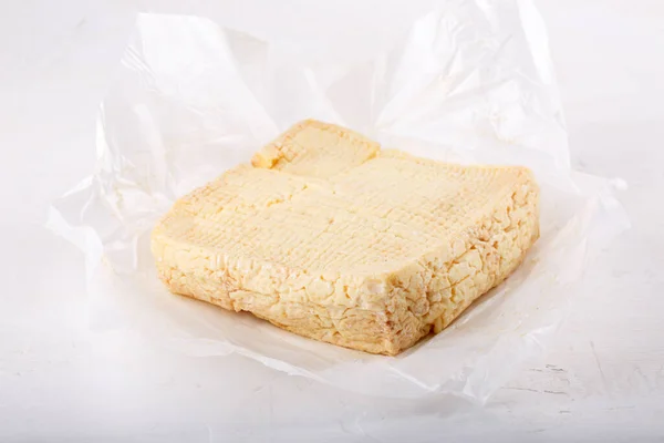 莱夫克奶酪在白色上 来自诺曼底的软法国奶牛乳酪 — 图库照片