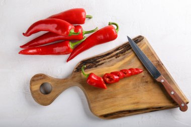 Beyaz arka planda kırmızı biber. Tahta kesme tahtasında doğranmış biber. Üst görünüm, Yakın plan. 