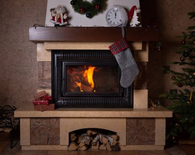 Noel süslemelerinde şömine. Mutlu yıllar ve mutlu noeller.. 