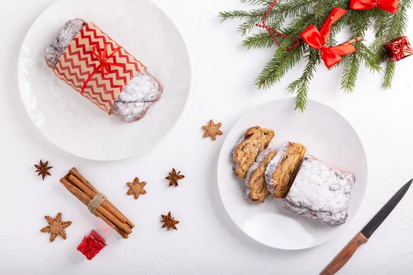 白色背景的传统圣诞蛋糕 带有坚果 香料和干果的水果面包 顶部视图 — 图库照片