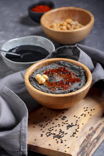Hummus Negro Con Tahini Sésamo Negro Aperitivo Tradicional Oriente Medio — Foto de Stock
