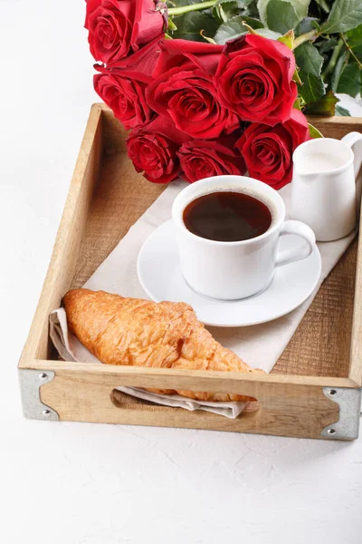 Filiżanka Kawy Rogalika Drewnianej Tacy Uroczyste Śniadanie Bukietem Czerwonych Róż — Zdjęcie stockowe