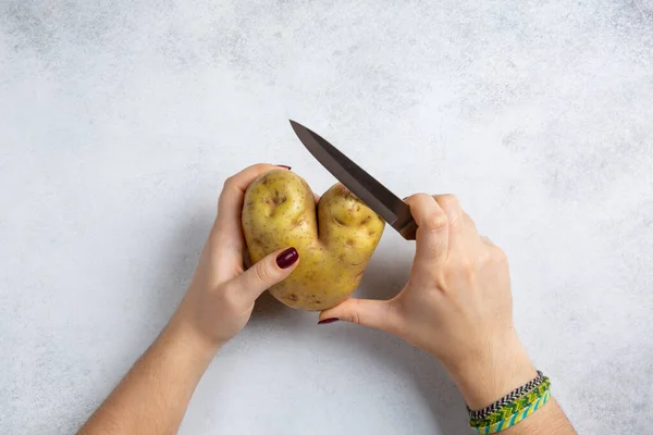 Kartofle Kształcie Serca Nóż Kuchenny Rękach Kobiet Szarym Tle Gotowanie — Zdjęcie stockowe