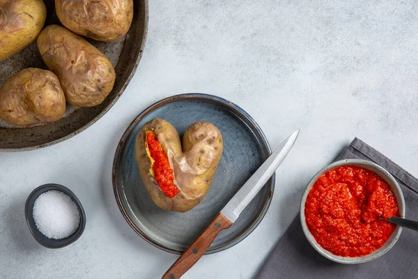 Patata Forma Corazón Patatas Horno Con Salsa Roja Sobre Fondo — Foto de Stock