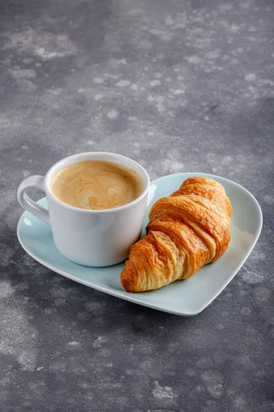 Egy Csésze Kávé Frissen Sült Croissant Szürke Háttérrel Fénymásolási Hely — Stock Fotó