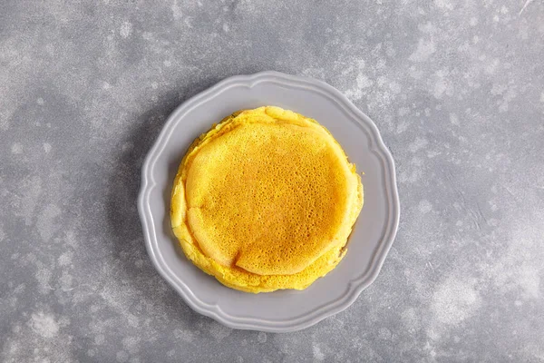 Panquecas Amarelas Placa Cinzenta Pilha Crepes Açafrão Matizado Fundo Concreto — Fotografia de Stock