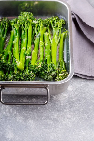 Broccolini Grelhado Assadeira Brócolos Bebé Cozidos Close Espaço Cópia — Fotografia de Stock