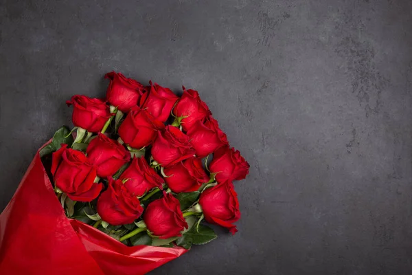 Μπουκέτο Κόκκινα Τριαντάφυλλα Όμορφα Λουλούδια Μαύρο Φόντο Πάνω Όψη Επίπεδο — Φωτογραφία Αρχείου