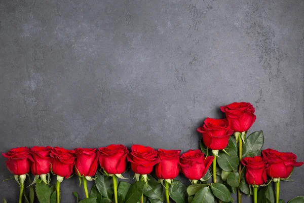 Krásné Červené Růže Květiny Černém Pozadí Horní Pohled Flatlay Kopírovací — Stock fotografie