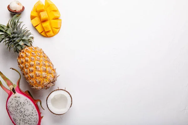 Tropische Früchte Auf Weiß Drachenfrucht Mango Ananas Mangostan Banane Kokosnuss — Stockfoto