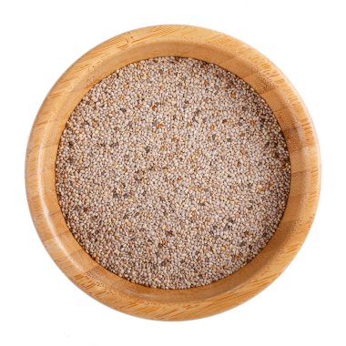 Tahta kasedeki beyaz chia tohumları beyaza izole edilmiş. Üst görünüm.