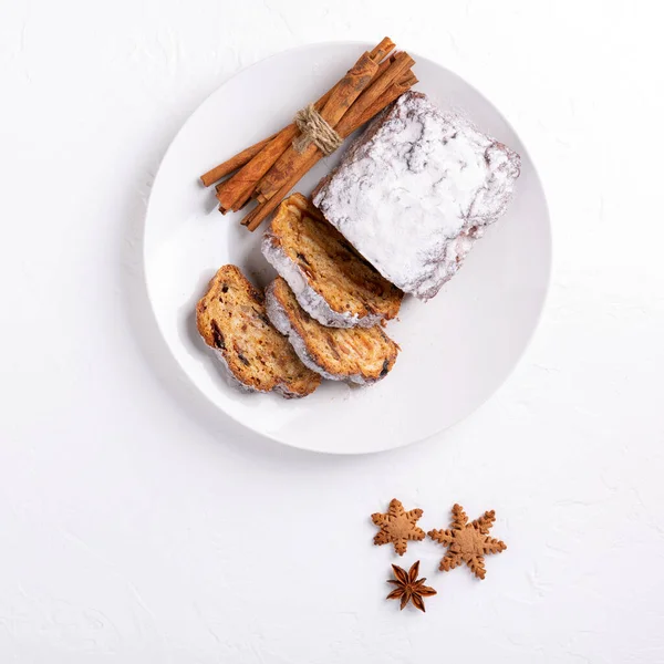白色背景的传统圣诞蛋糕 带有坚果 香料和干果的水果面包 顶部视图 — 图库照片