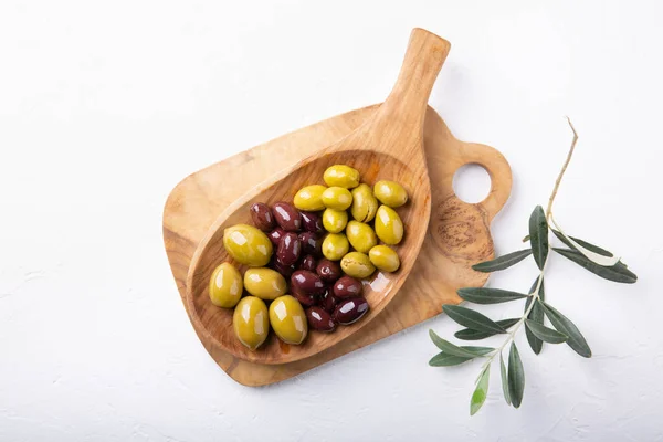 Verschillende Soorten Olijven Groen Zwart Houten Bord Witte Tafel Bovenaanzicht — Stockfoto