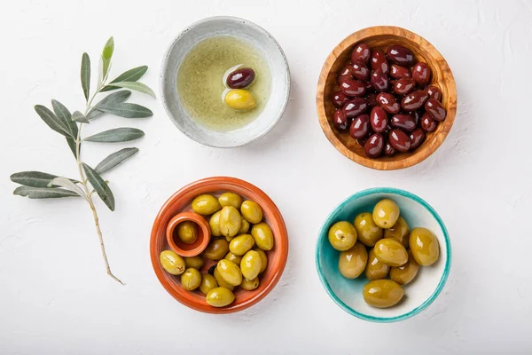 Diversi Tipi Olive Verdi Nere Ciotole Tavolo Bianco Vista Dall — Foto Stock