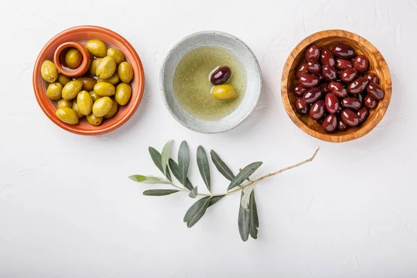 Diversi Tipi Olive Verdi Nere Ciotole Tavolo Bianco Vista Dall — Foto Stock