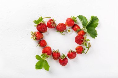 Beyaz arka planda taze olgun çileklerden yapılmış çerçeve. Üst Manzara. Uzayı kopyala Düz yatıyordu. Gıda arkaplanı.