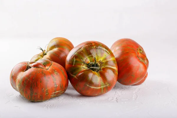 Dojrzałe Organiczne Pomidory Paski Białym Tle Pomidory Pamiątkowe Czarna Zebra — Zdjęcie stockowe