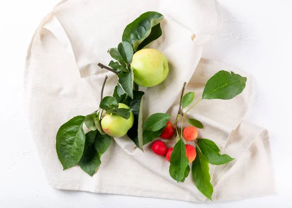 Friss Érett Zöld Almák Vad Vörös Almák Levelekkel Fehér Háttéren — Stock Fotó