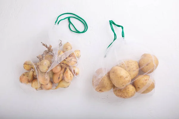 Ziemniaki Cebula Tekstylnych Torebkach Siatkowych Owoce Warzywa Opakowaniach Przyjaznych Dla — Zdjęcie stockowe