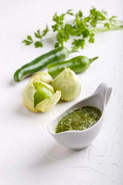 Tomatillo Salsa Verde Tigela Molho Verde Picante Mesa Branca Cozinha — Fotografia de Stock