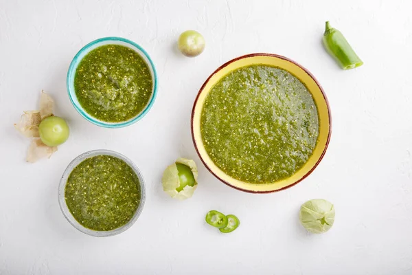Tomatillo Salsa Verde Tigela Molho Verde Picante Mesa Branca Cozinha — Fotografia de Stock