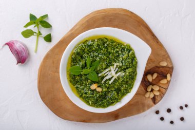 Fesleğen sosu beyaz masada. Üst Manzara. Yakın plan..