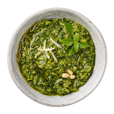 Beyaza izole edilmiş fesleğen sosu. Üst görünüm. 