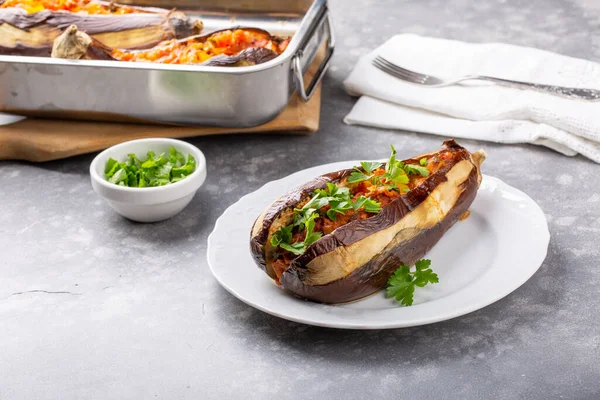 Hela Aubergine Fylld Med Grönsaker Vit Tallrik Grå Bakgrund Imam — Stockfoto