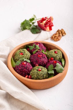 Beyaz masada kil kase ketsi içinde Pkhali veya Phali. Pancar, ıspanak, yer fıstığı ve ottan yapılmış çok renkli vejetaryen topları. Geleneksel Gürcü mutfağı. 