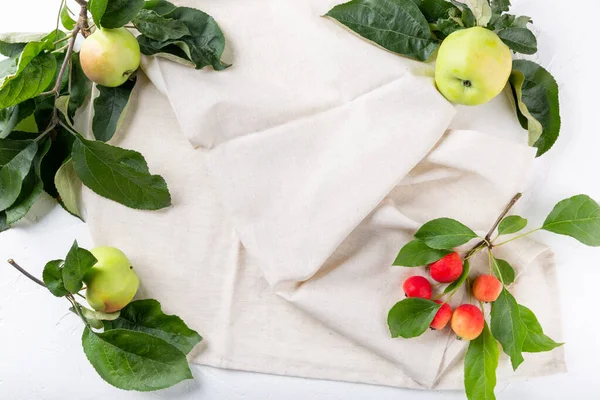 Friss Érett Zöld Almák Vad Vörös Almák Levelekkel Fehér Háttéren — Stock Fotó