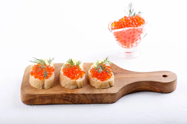 Sandwiches Con Caviar Rojo Servidos Sobre Tabla Cortar Madera Sobre — Foto de Stock