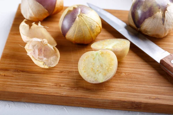 Reife Tomatillo Mexikanische Schalentomate Physalis Philadelphica Pflanzliche Physalis Auf Schneidebrett — Stockfoto